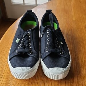 Cariuma Black Canvas Sneakers with Green Insole